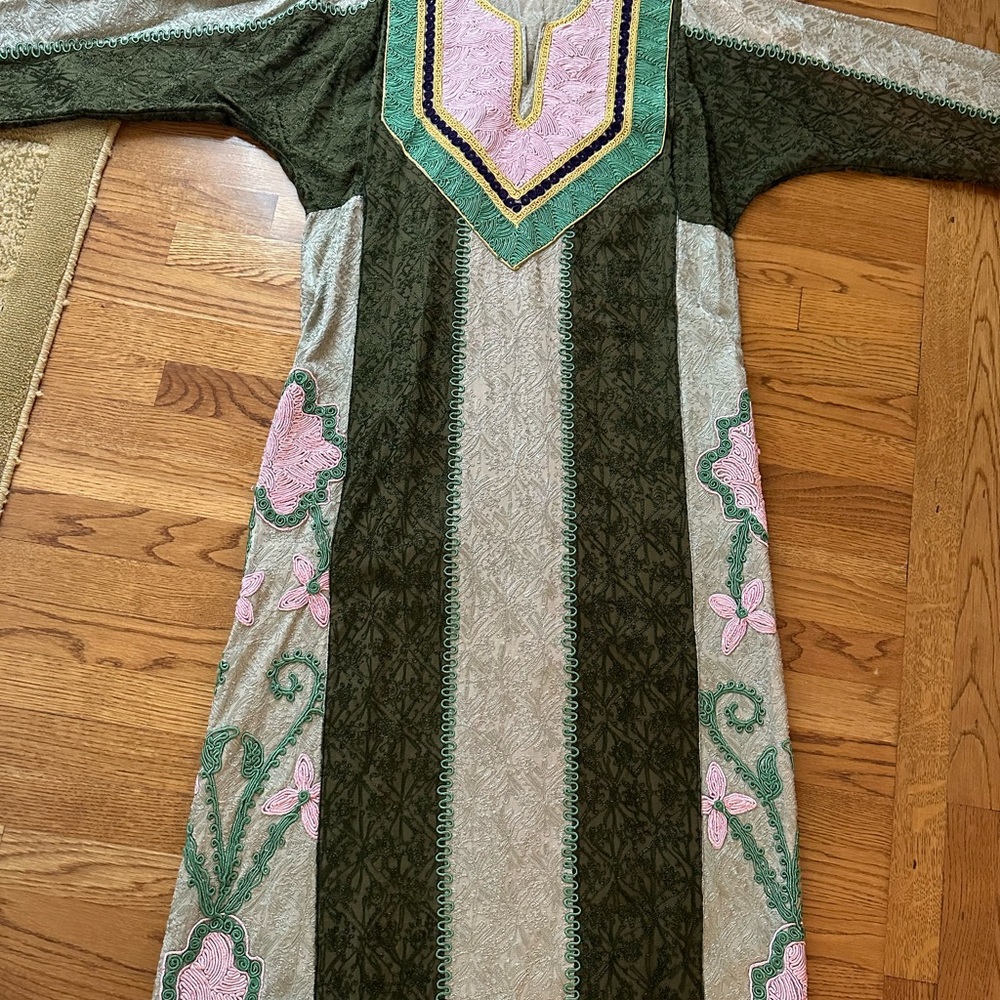 thobe  fits  Medium/ Large used once, machine stitched, light and dark green